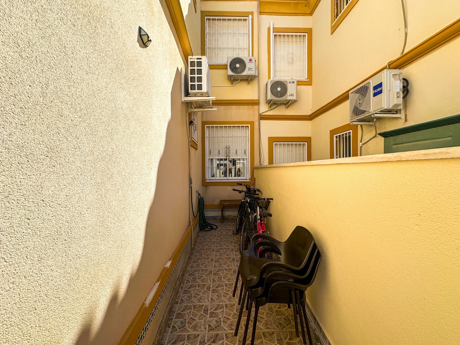 Suchen Sie das perfekte Ferienhaus oder eine attraktive Kapitalanlage? Dieser charmante Bungalow im Erdgeschoss in Playa Flamenca bietet alles, was S