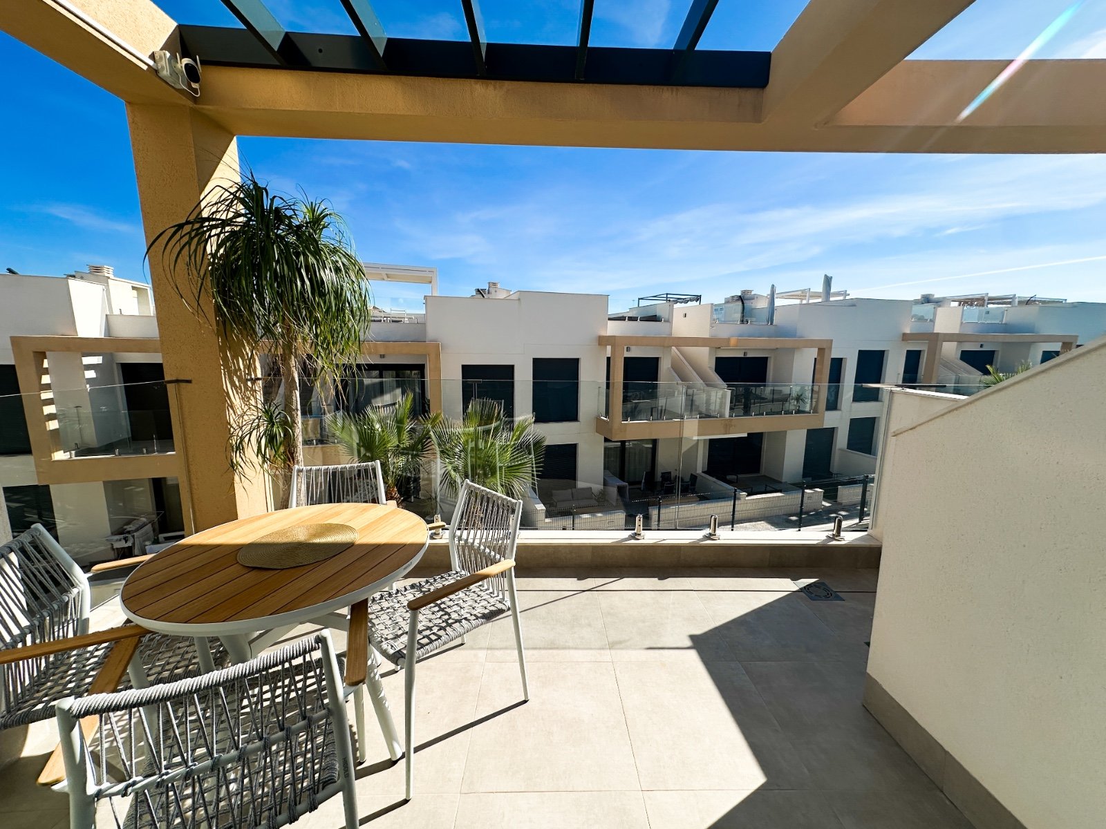 Modernes Bungalow im Obergeschoss zum Verkauf in Orihuela Costa
Wunderschönes, neuwertiges Bungalow im Obergeschoss in der begehrten Gegend