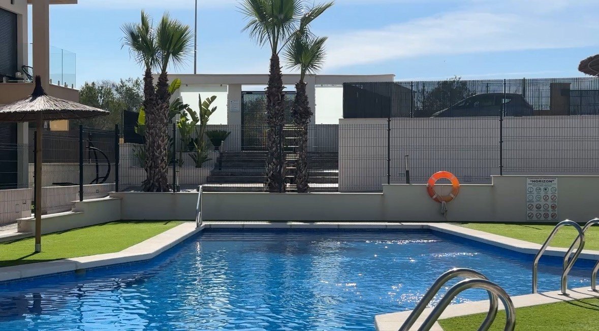 Modernes Bungalow im Obergeschoss zum Verkauf in Orihuela Costa
Wunderschönes, neuwertiges Bungalow im Obergeschoss in der begehrten Gegend