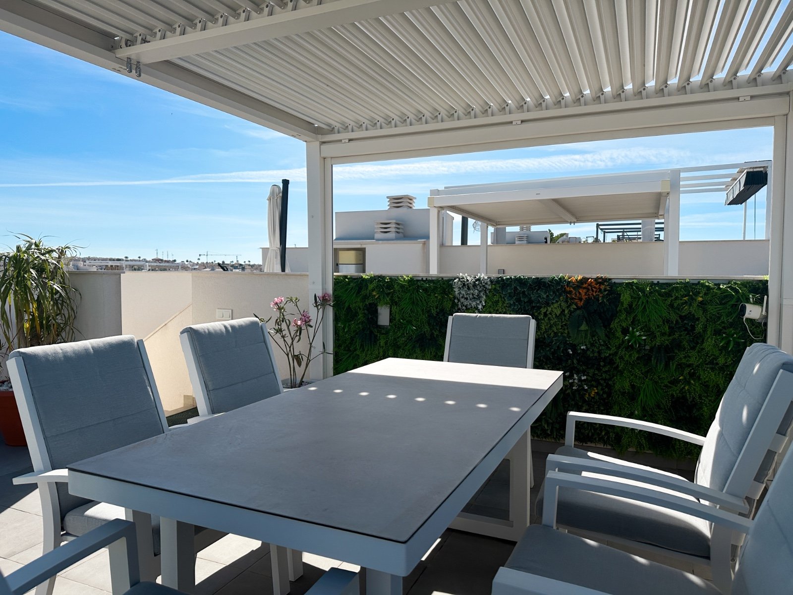 Modernes Bungalow im Obergeschoss zum Verkauf in Orihuela Costa
Wunderschönes, neuwertiges Bungalow im Obergeschoss in der begehrten Gegend
