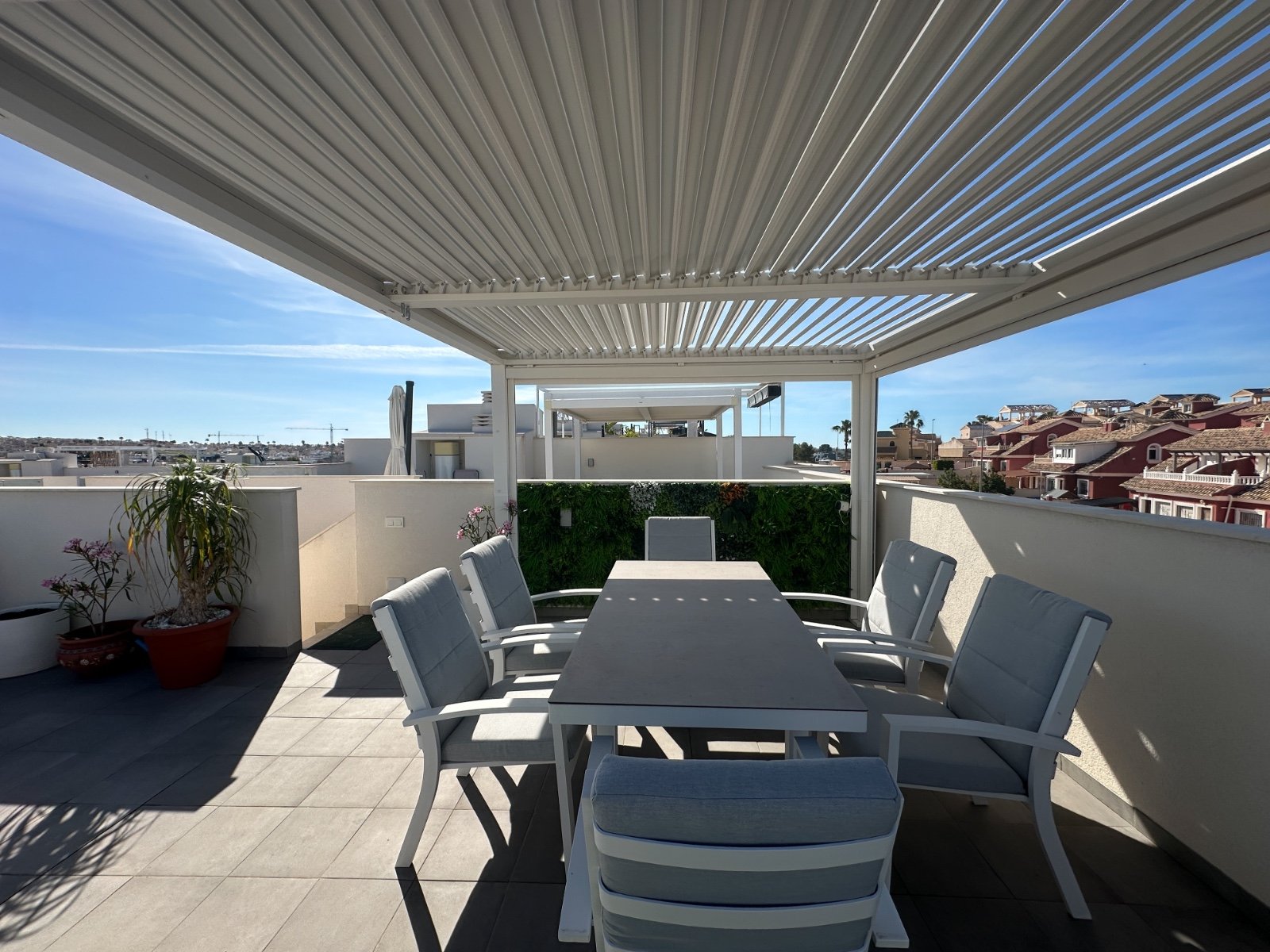 Modernes Bungalow im Obergeschoss zum Verkauf in Orihuela Costa
Wunderschönes, neuwertiges Bungalow im Obergeschoss in der begehrten Gegend