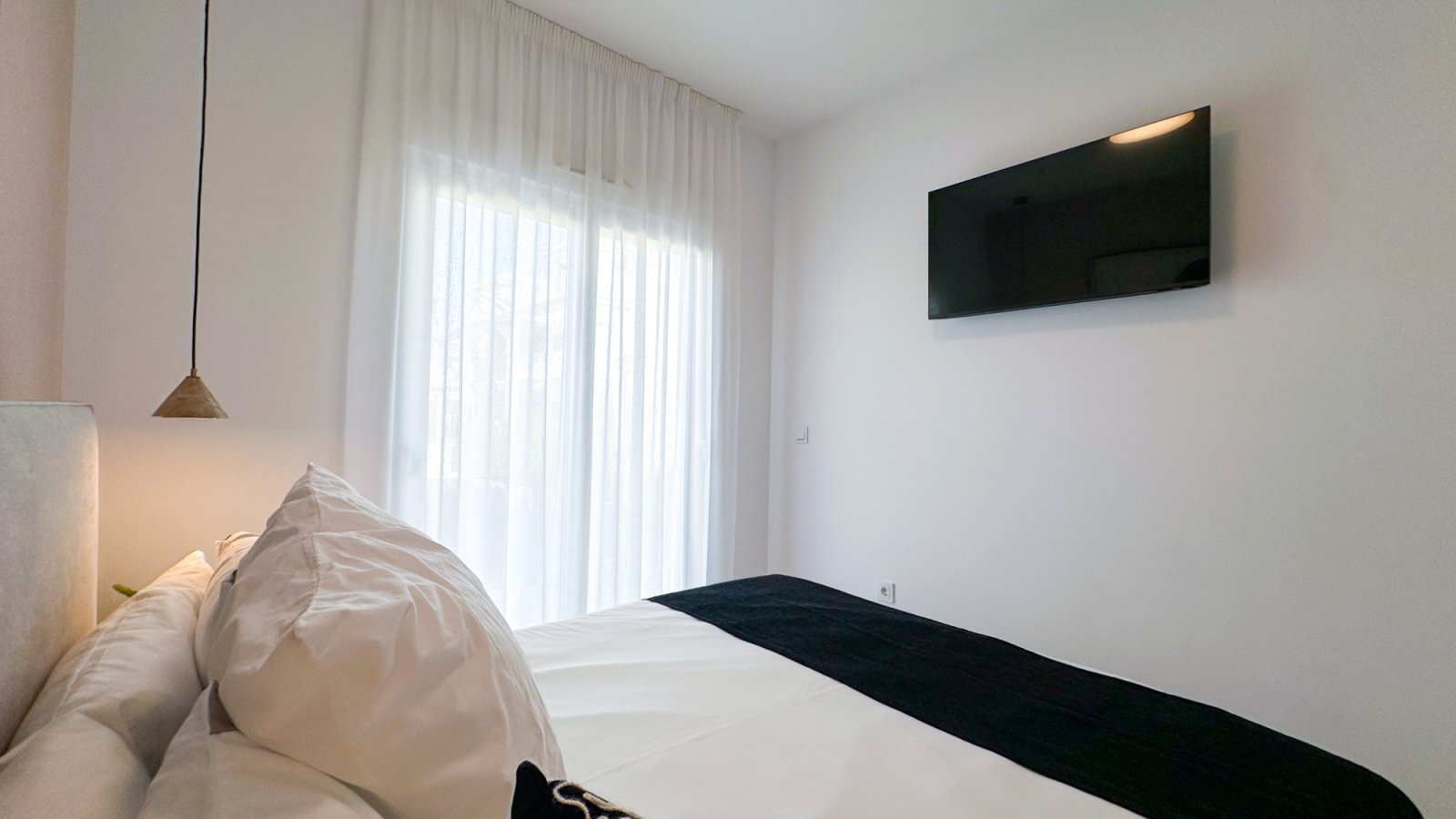 Genießen Sie erstklassigen mediterranen Lifestyle in dieser ultramodernen, 2024 erbauten Wohnung in Ciudad Quesada. Das energieeffiziente Objekt bes