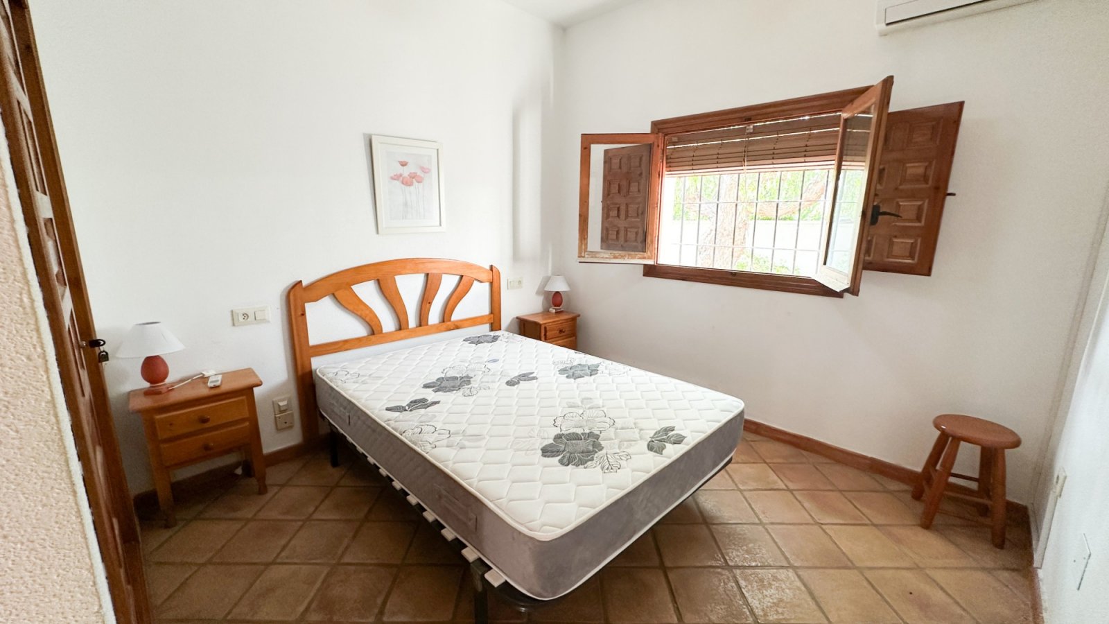 Wir präsentieren Ihnen diese einzigartige Villa im mediterranen Stil in Cabo Roig, einer der begehrtesten Gegenden der südlichen Costa Blanca und der