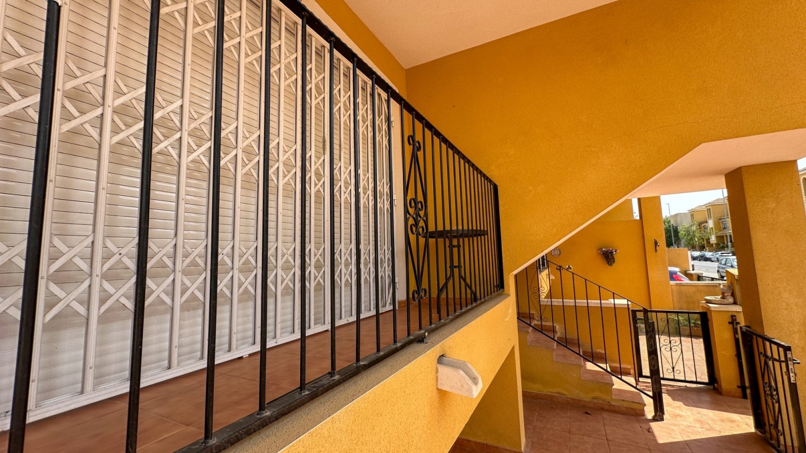  Diese nach Westen ausgerichtete Erdgeschossimmobilie in der Calle Almoradí im charmanten spanischen Dorf Daya Nueva verfügt über zwei Schlafzimmer un