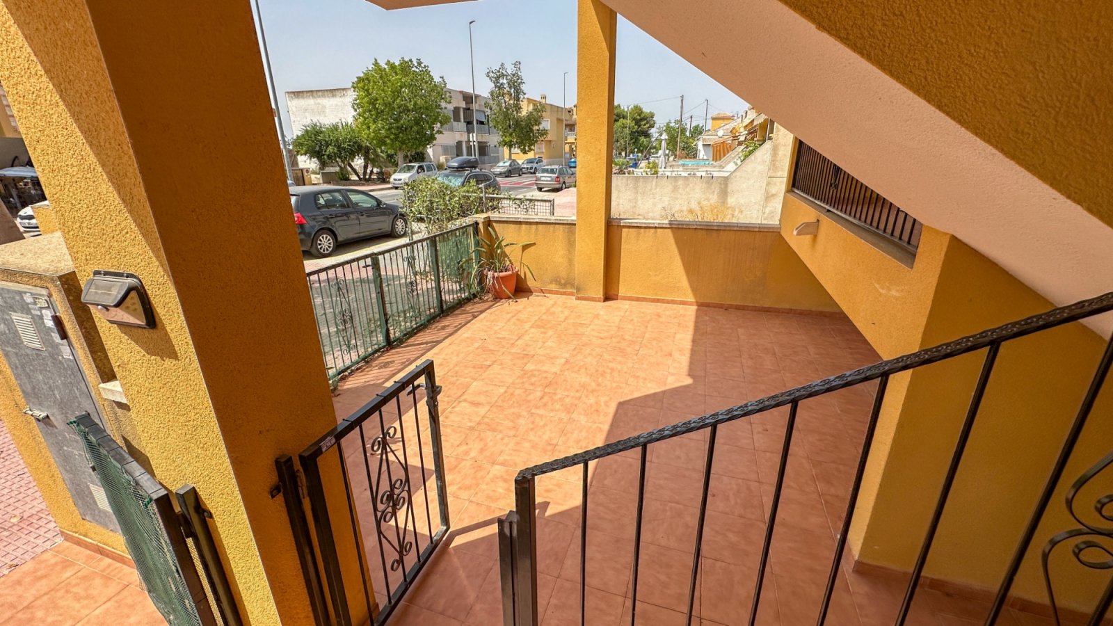 Diese nach Westen ausgerichtete Erdgeschossimmobilie in der Calle Almoradí im charmanten spanischen Dorf Daya Nueva verfügt über zwei Schlafzimmer un