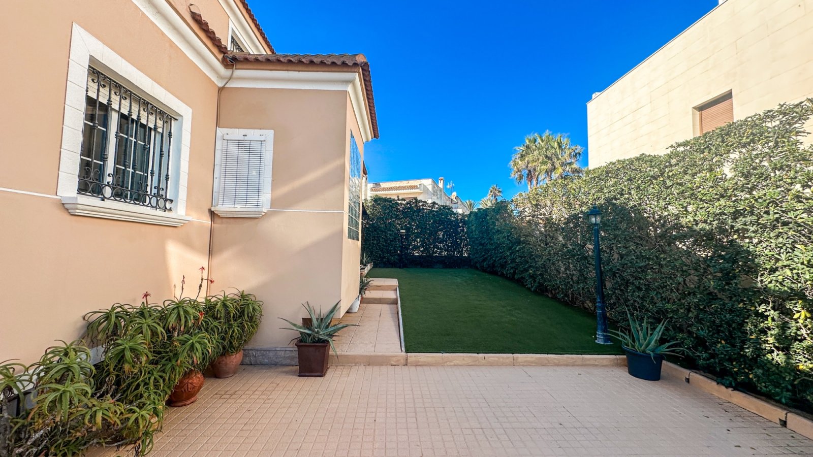  Freistehende Villa im mediterranen Stil, nur 180 Meter vom Strand von La Mata entfernt, Mit Meerblick,&amp;amp;nbsp;in einer der begehrtesten Gegende