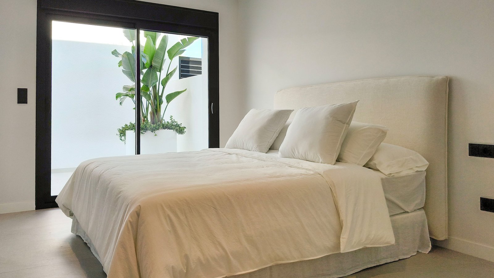In der prestigeträchtigen Gegend von Ciudad Quesada gelegen, bietet diese freistehende Immobilie eine exklusive Umgebung mit Meerblick. Entworfen für