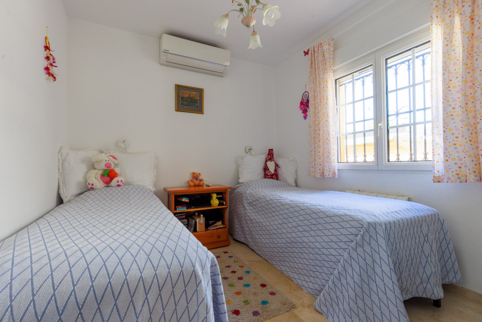 Diese wunderschön gelegene, freistehende Villa mit 3 Schlafzimmern und 2 Bädern in Villamartín Rioja (Grundstücksgröße 285 m²) besticht durch ihre be