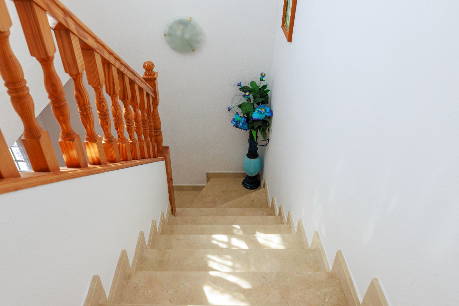 Diese wunderschön gelegene, freistehende Villa mit 3 Schlafzimmern und 2 Bädern in Villamartín Rioja (Grundstücksgröße 285 m²) besticht durch ihre be