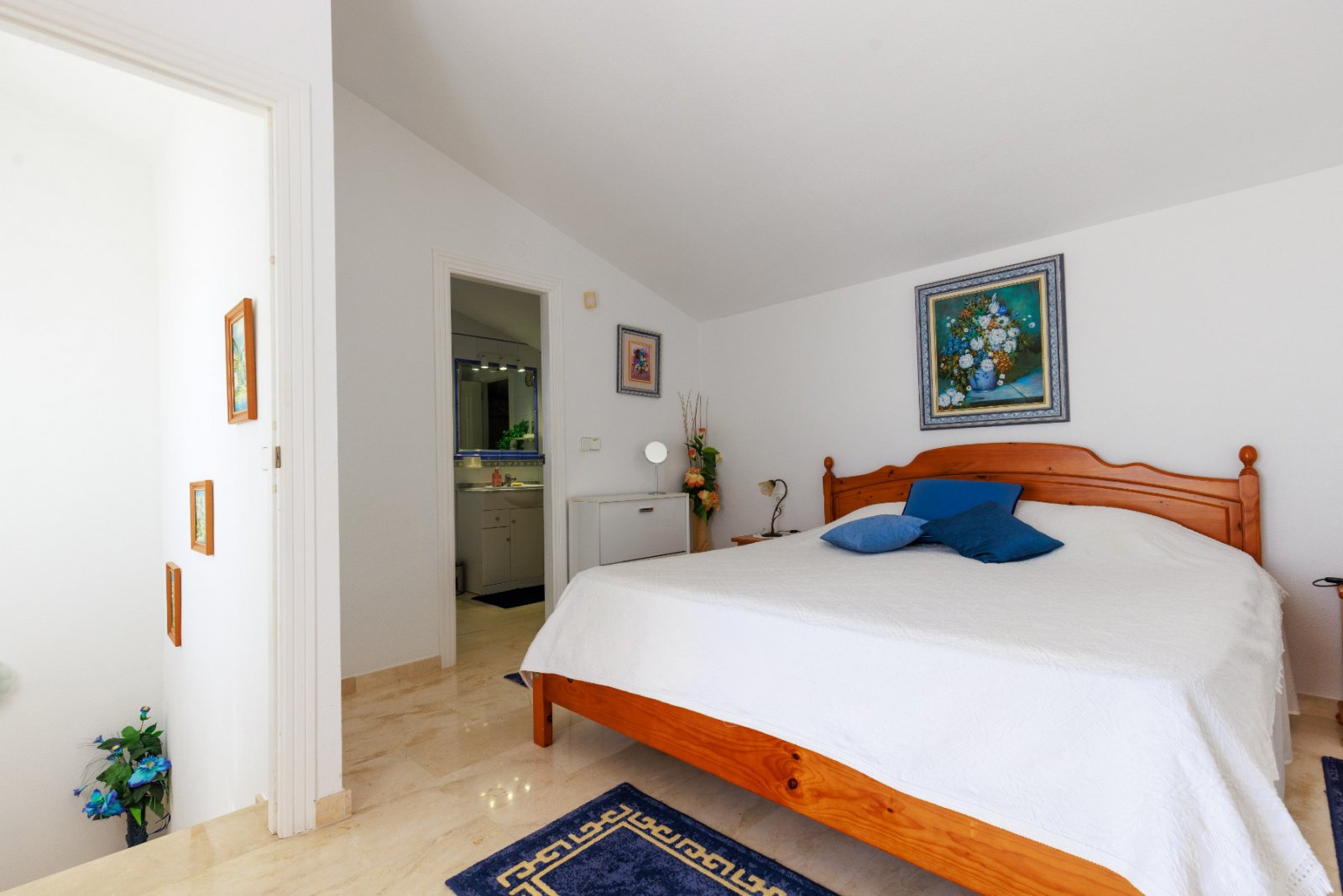 Diese wunderschön gelegene, freistehende Villa mit 3 Schlafzimmern und 2 Bädern in Villamartín Rioja (Grundstücksgröße 285 m²) besticht durch ihre be