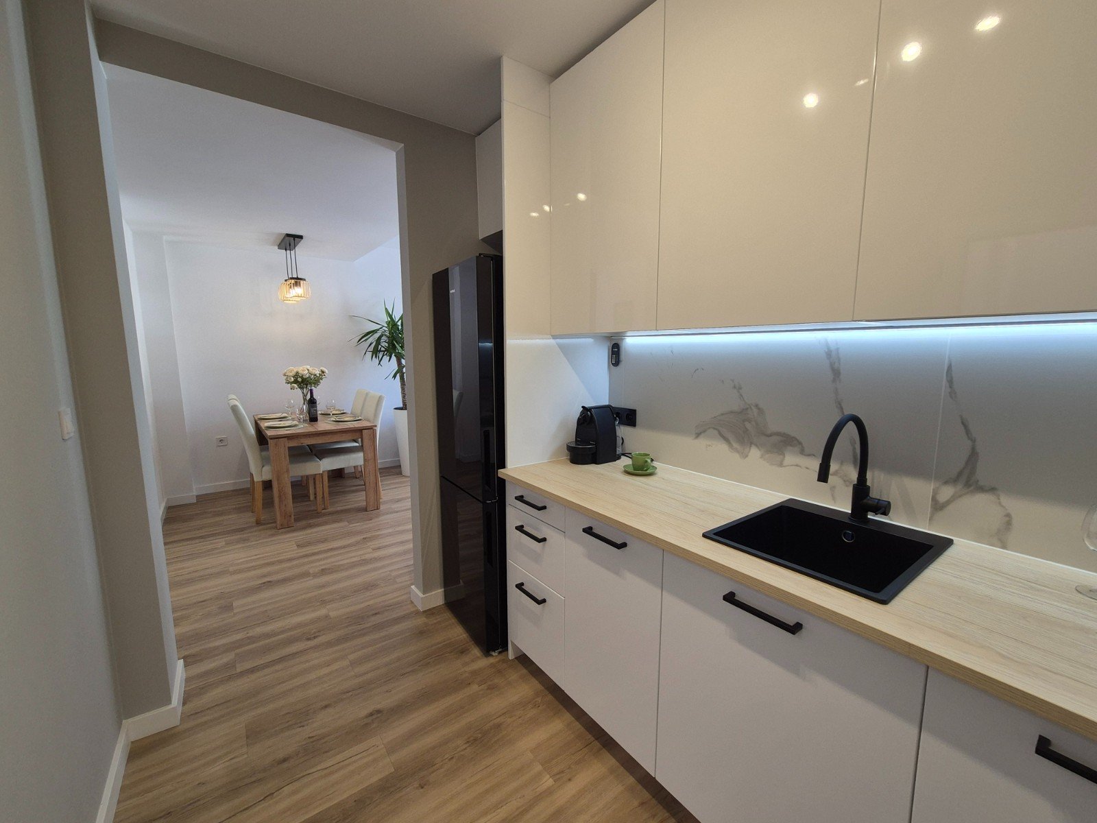 Willkommen in dieser wunderschönen, komplett renovierten Quad-Immobilie mit 3 Schlafzimmern und 2 Badezimmern, die sich in idealer Lage in der sehr g