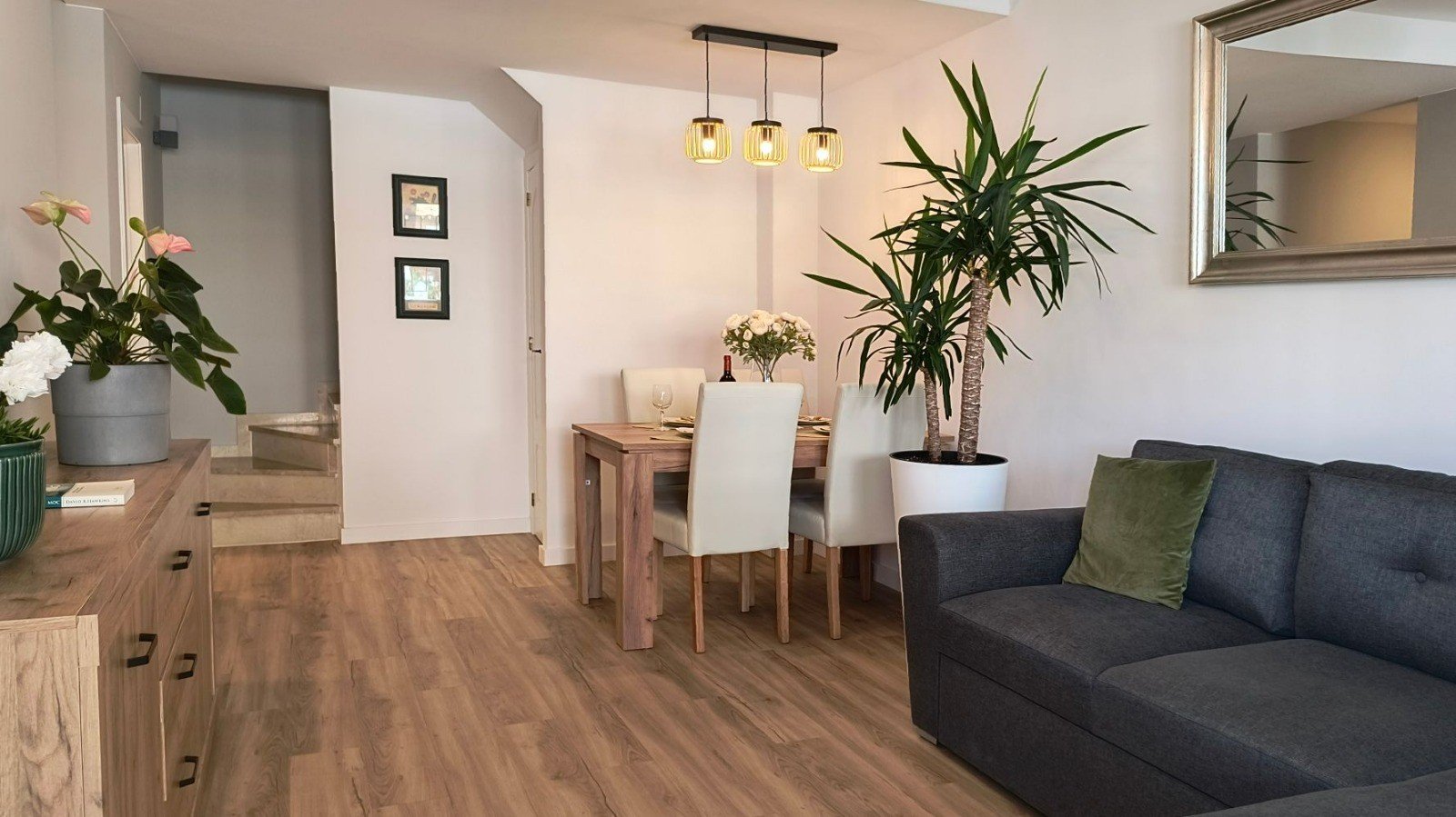 Willkommen in dieser wunderschönen, komplett renovierten Quad-Immobilie mit 3 Schlafzimmern und 2 Badezimmern, die sich in idealer Lage in der sehr g