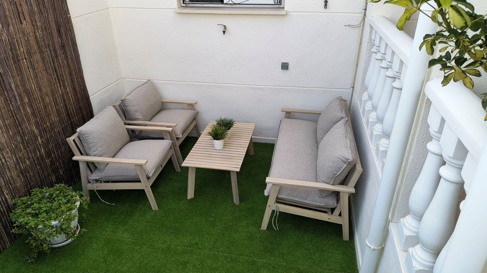 Willkommen in dieser wunderschönen, komplett renovierten Quad-Immobilie mit 3 Schlafzimmern und 2 Badezimmern, die sich in idealer Lage in der sehr g