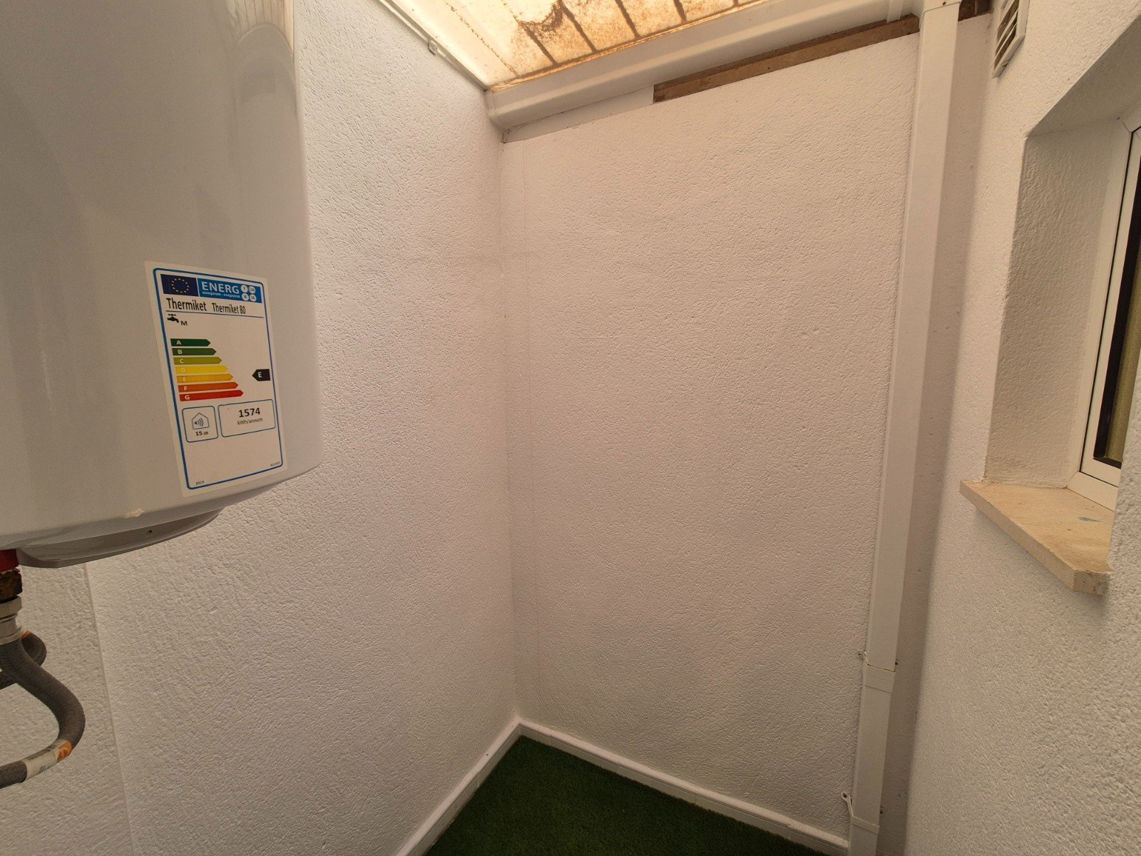 Willkommen in dieser wunderschönen, komplett renovierten Quad-Immobilie mit 3 Schlafzimmern und 2 Badezimmern, die sich in idealer Lage in der sehr g