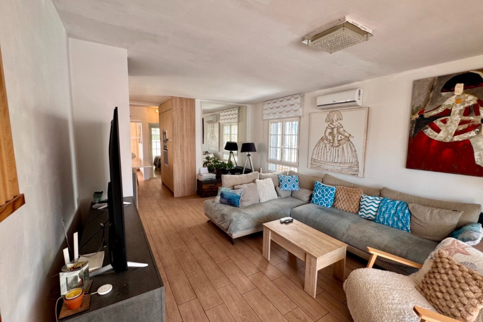 This modernized villa enjoys a calm and sunny location within a 5 minute walk from all services and amenities.

The spaci