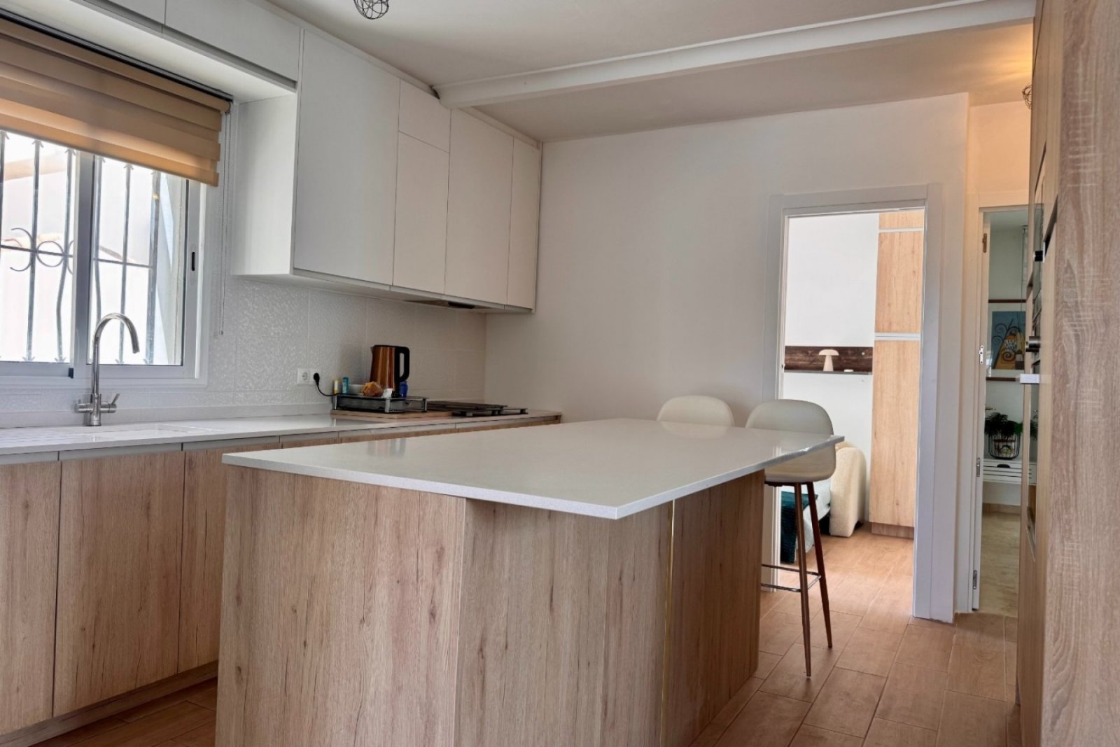 This modernized villa enjoys a calm and sunny location within a 5 minute walk from all services and amenities.

The spaci