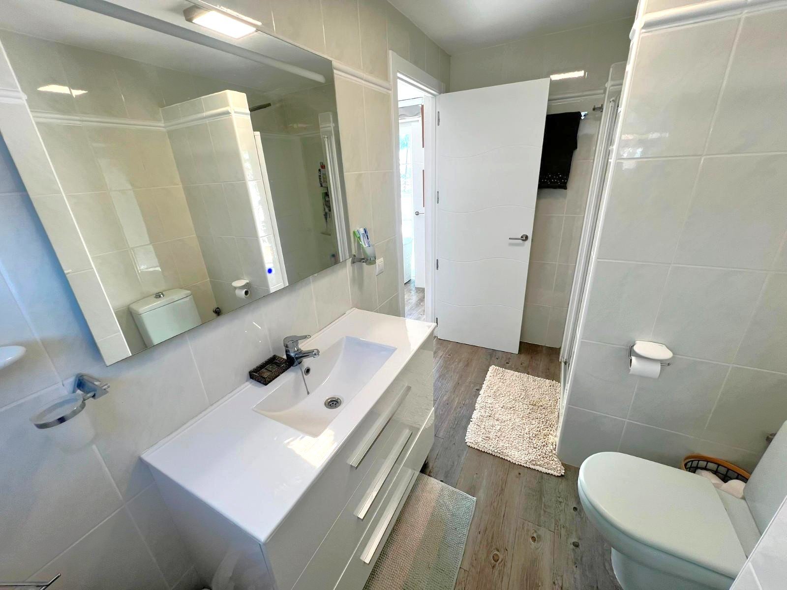 This modernized villa enjoys a calm and sunny location within a 5 minute walk from all services and amenities.

The spaci