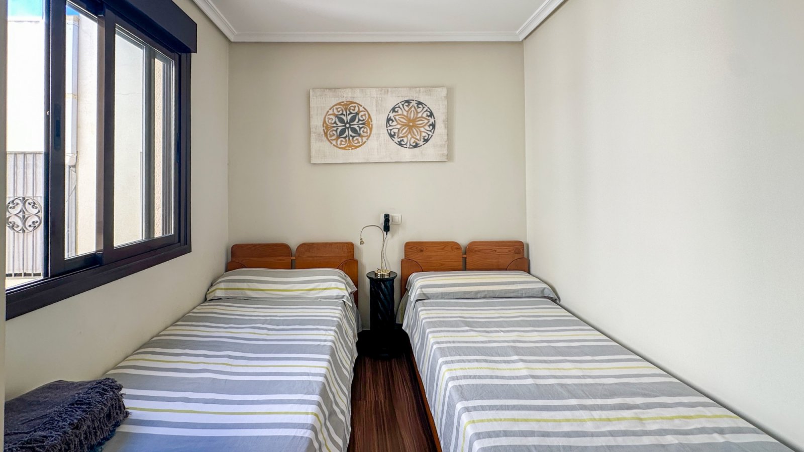 Dieser wunderschöne und sehr gepflegte Bungalow im Obergeschoss befindet sich in einer fantastischen Lage in Los Altos, Torrevieja, in der Nähe aller