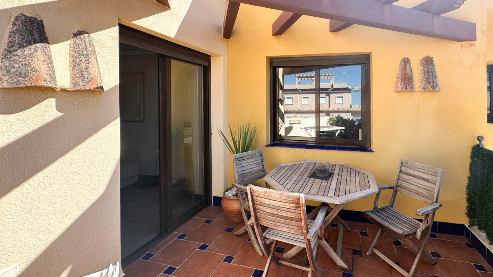 Dieser wunderschöne und sehr gepflegte Bungalow im Obergeschoss befindet sich in einer fantastischen Lage in Los Altos, Torrevieja, in der Nähe aller