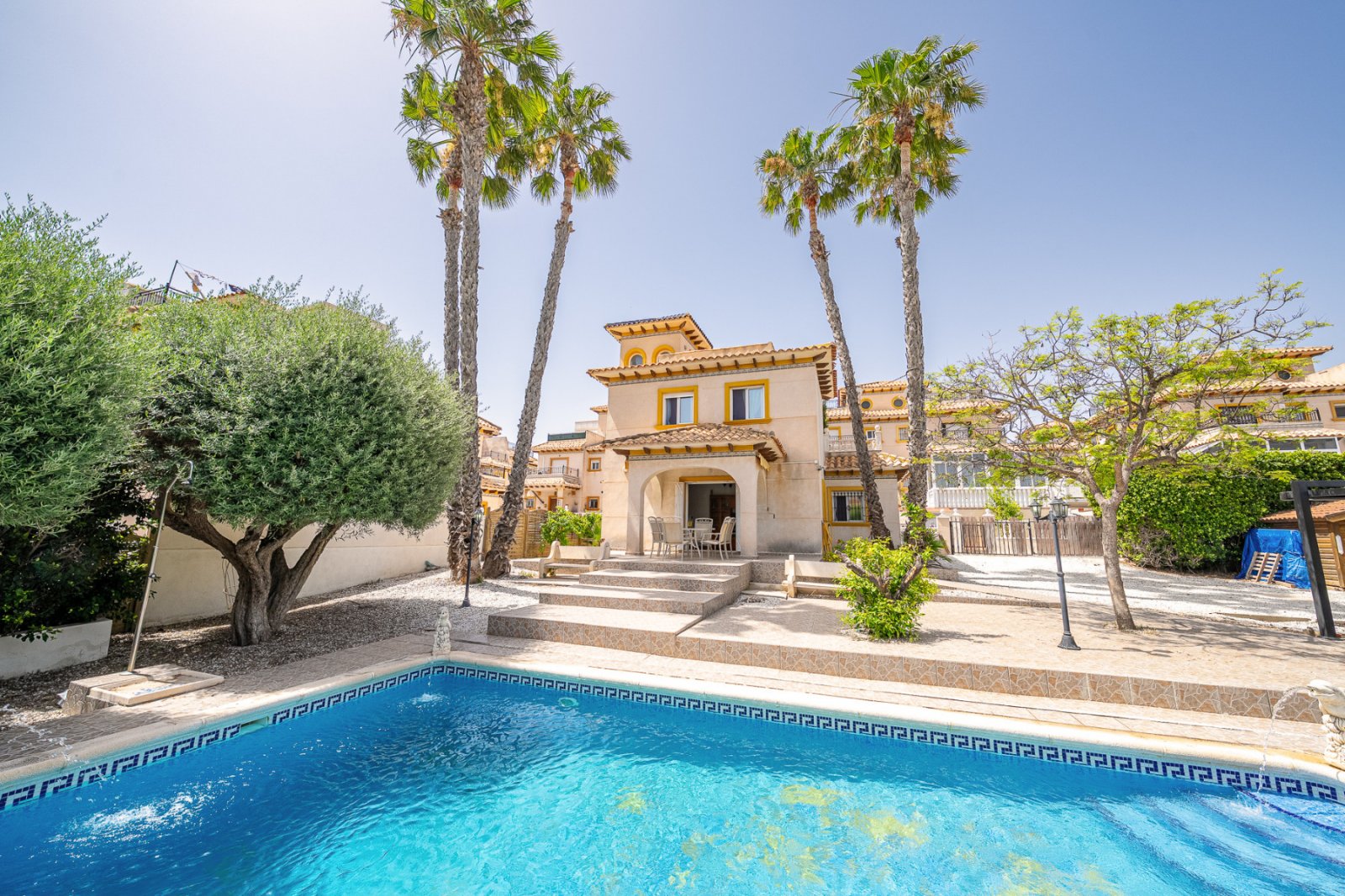 In der begehrten, abgeschlossenen Wohnanlage Villas San José, zwischen La Zenia und Playa Flamenca gelegen, bietet diese freistehende Villa Privatsph