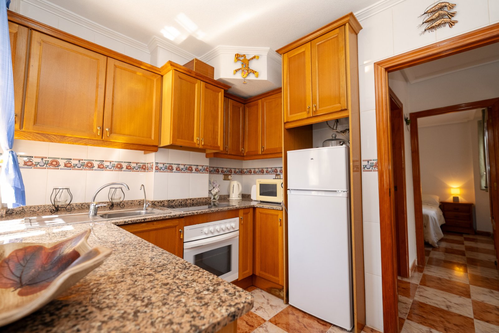 In der begehrten, abgeschlossenen Wohnanlage Villas San José, zwischen La Zenia und Playa Flamenca gelegen, bietet diese freistehende Villa Privatsph
