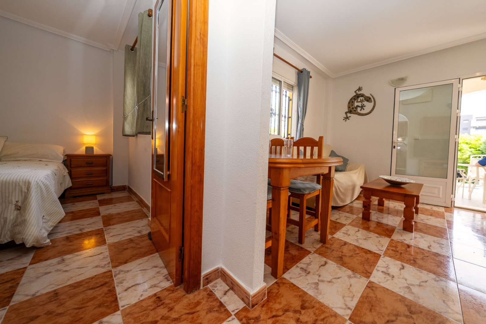 In der begehrten, abgeschlossenen Wohnanlage Villas San José, zwischen La Zenia und Playa Flamenca gelegen, bietet diese freistehende Villa Privatsph