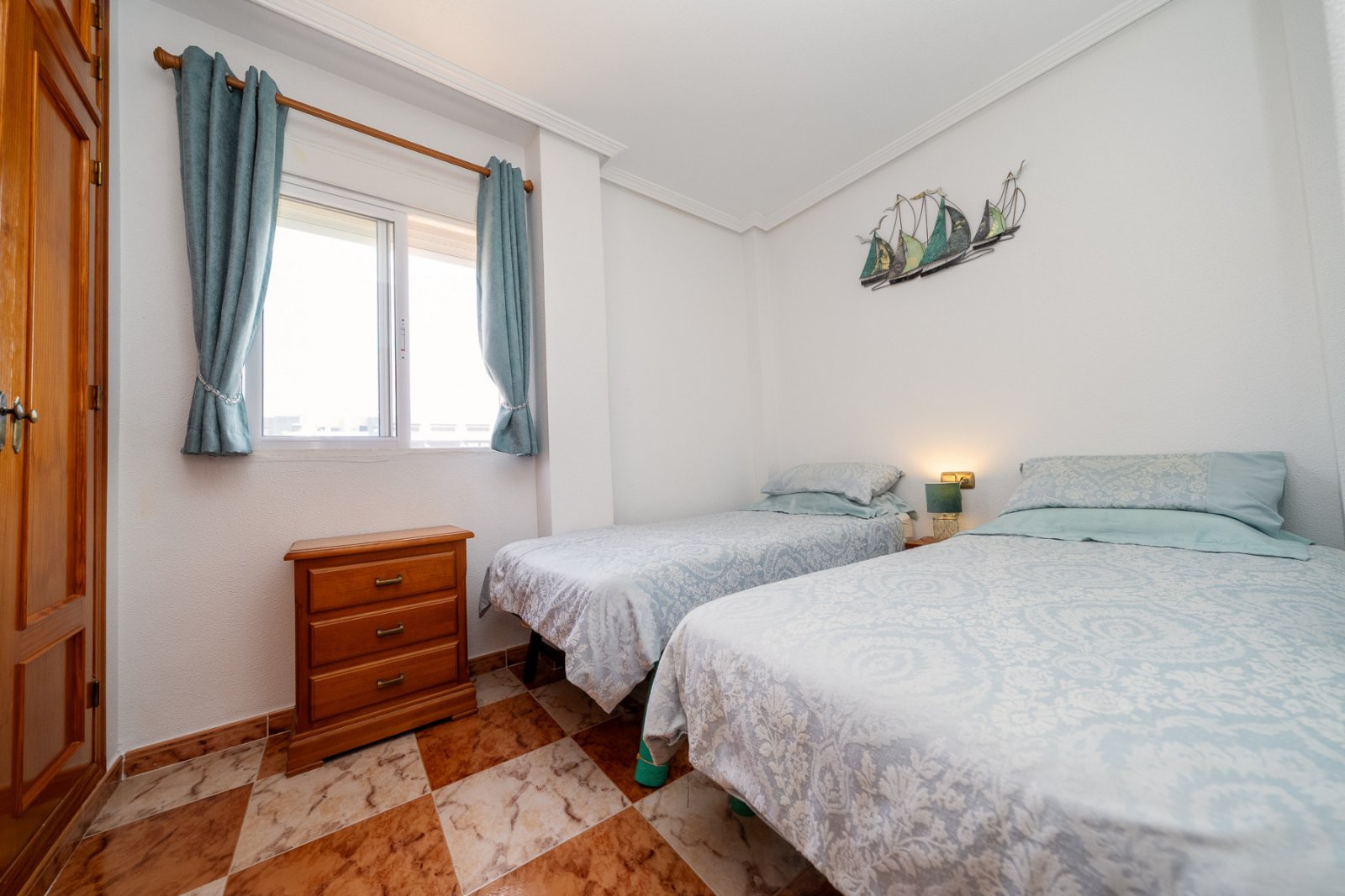 In der begehrten, abgeschlossenen Wohnanlage Villas San José, zwischen La Zenia und Playa Flamenca gelegen, bietet diese freistehende Villa Privatsph