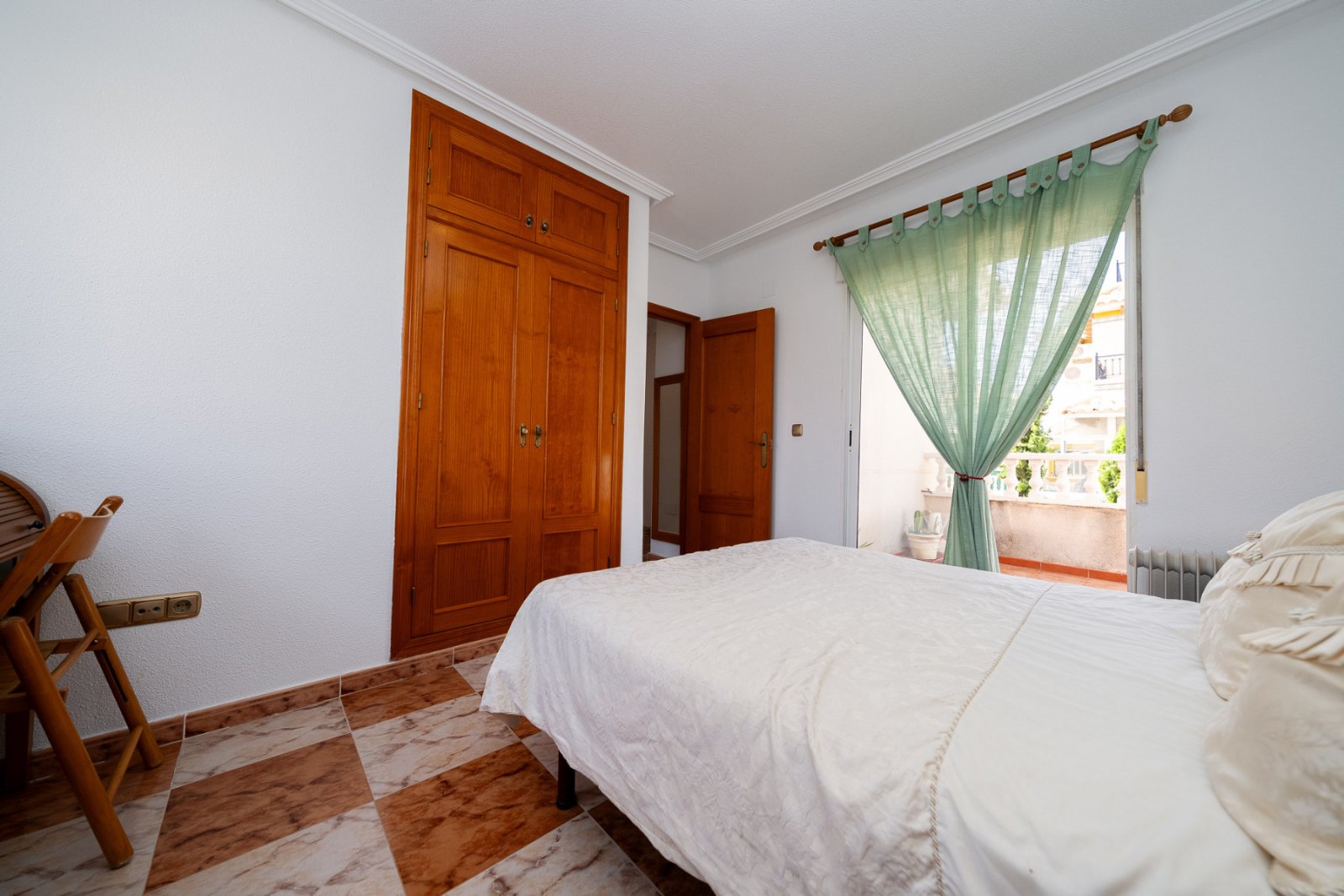 In der begehrten, abgeschlossenen Wohnanlage Villas San José, zwischen La Zenia und Playa Flamenca gelegen, bietet diese freistehende Villa Privatsph