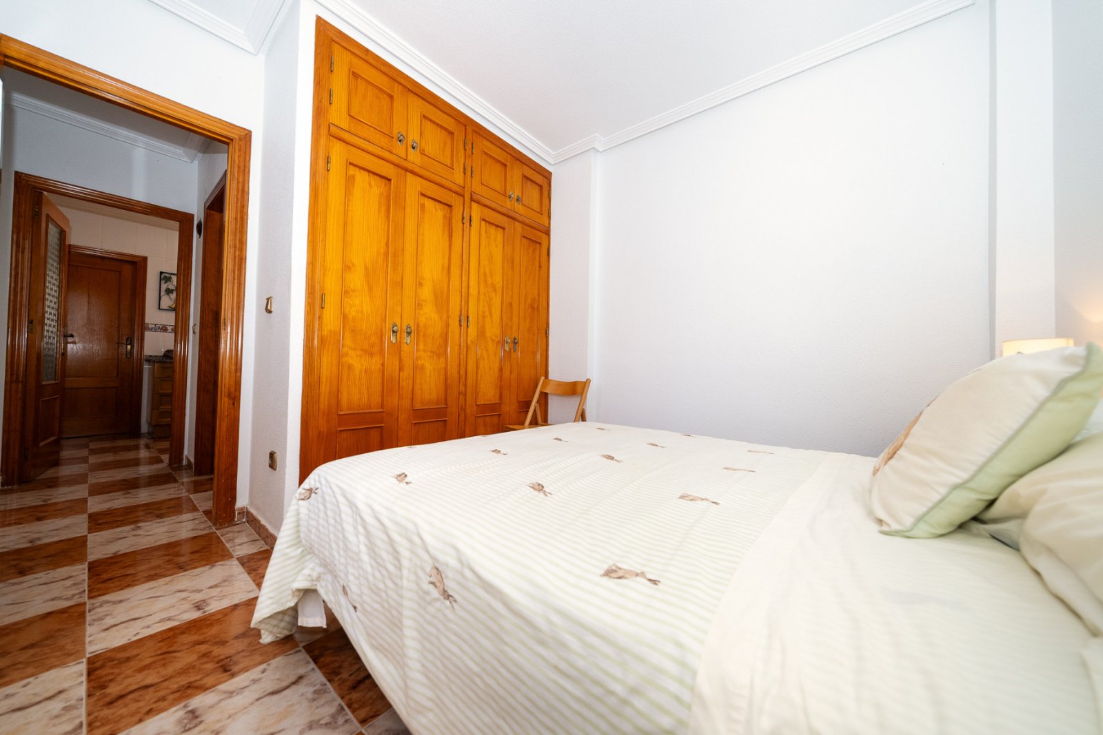 In der begehrten, abgeschlossenen Wohnanlage Villas San José, zwischen La Zenia und Playa Flamenca gelegen, bietet diese freistehende Villa Privatsph