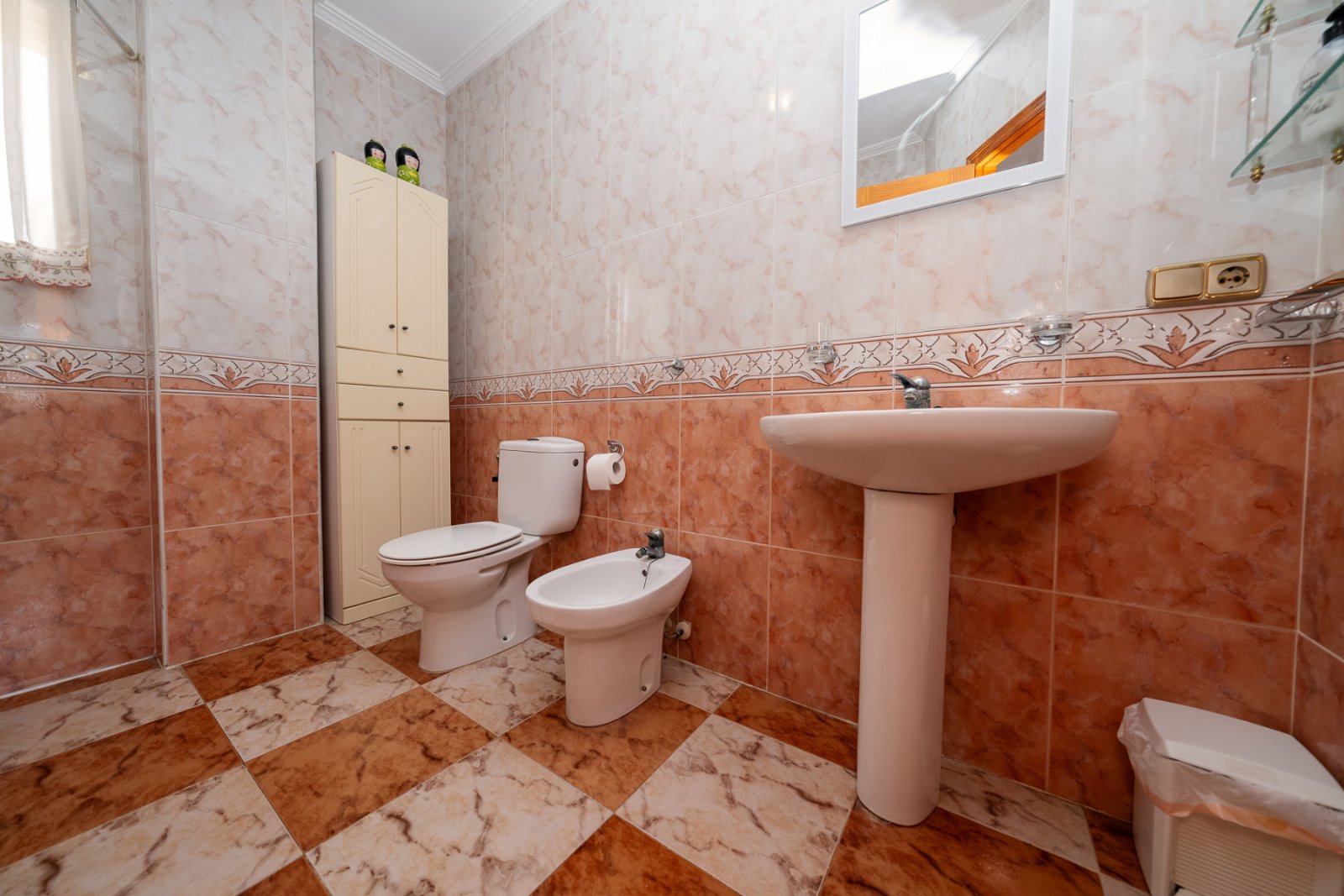In der begehrten, abgeschlossenen Wohnanlage Villas San José, zwischen La Zenia und Playa Flamenca gelegen, bietet diese freistehende Villa Privatsph