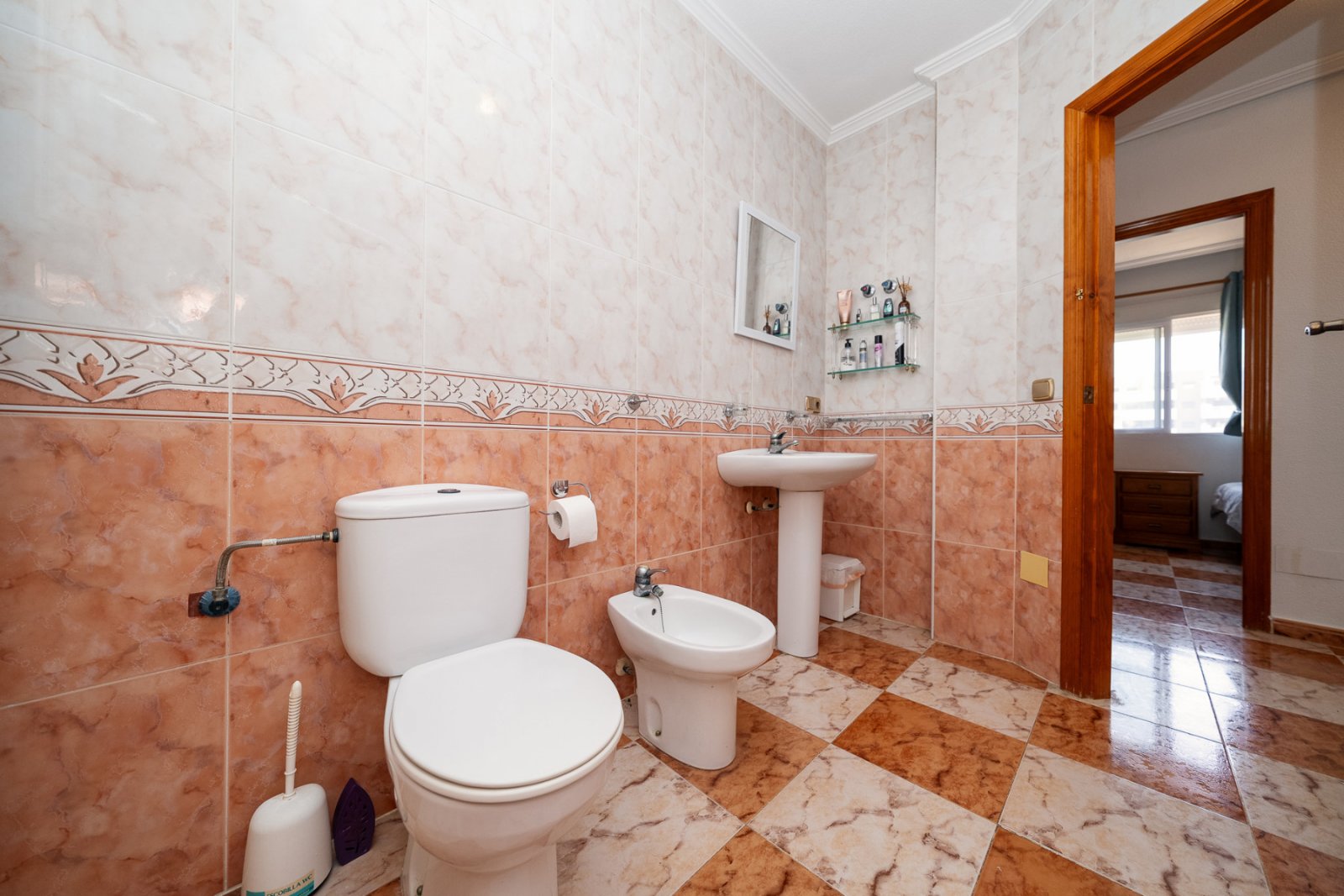 In der begehrten, abgeschlossenen Wohnanlage Villas San José, zwischen La Zenia und Playa Flamenca gelegen, bietet diese freistehende Villa Privatsph