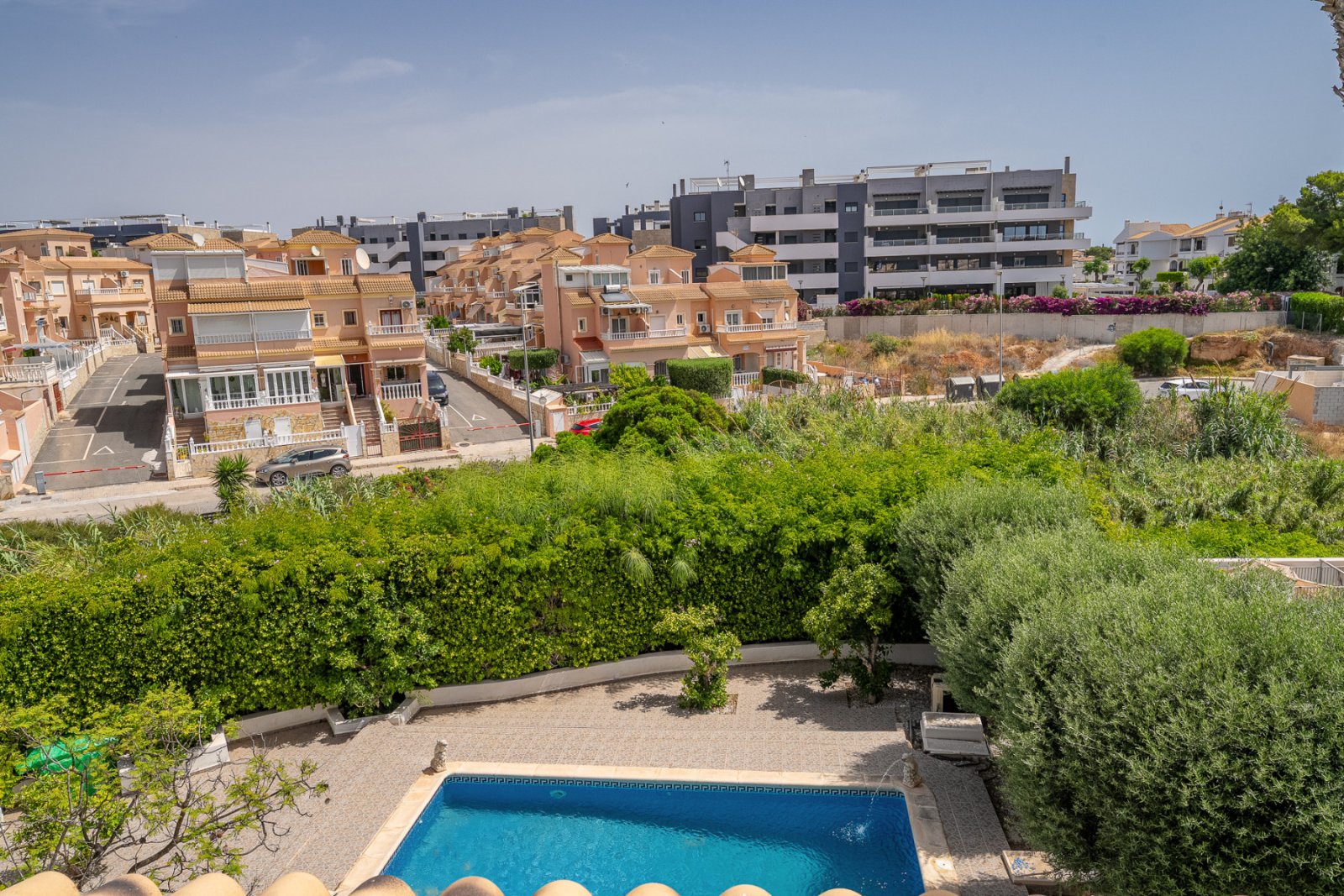 In der begehrten, abgeschlossenen Wohnanlage Villas San José, zwischen La Zenia und Playa Flamenca gelegen, bietet diese freistehende Villa Privatsph