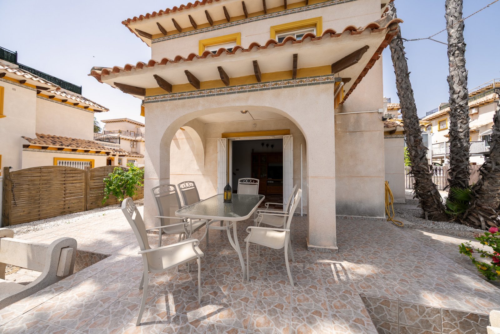 In der begehrten, abgeschlossenen Wohnanlage Villas San José, zwischen La Zenia und Playa Flamenca gelegen, bietet diese freistehende Villa Privatsph