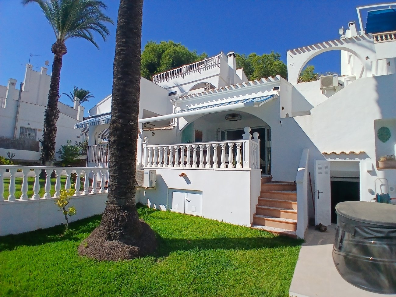 We are delighted to present this beautifully positioned and fully renovated 2-bedroom, 2-bathroom south-facing townhouse, situated within a well-mai
