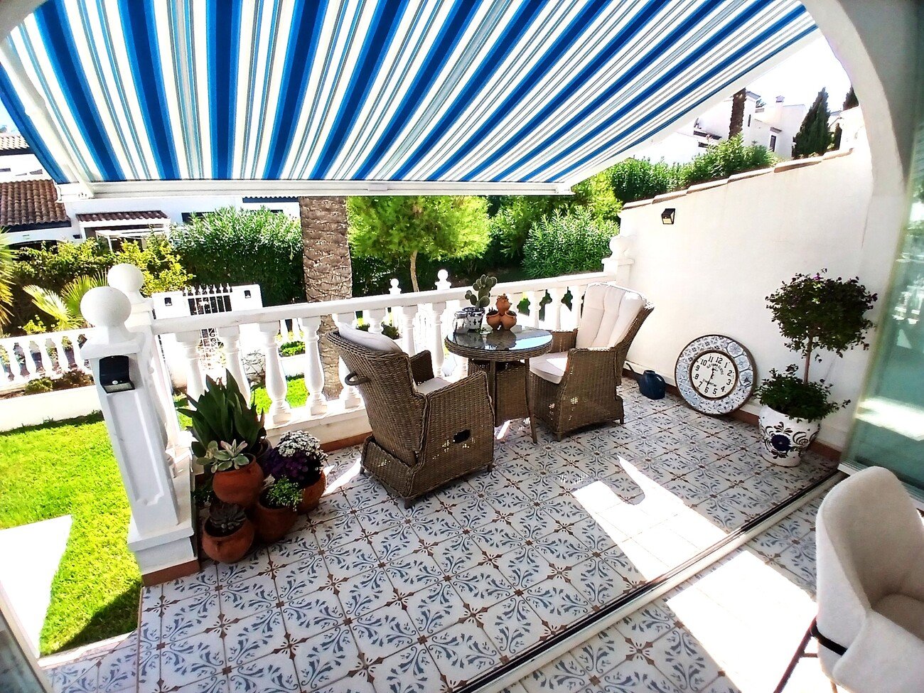 We are delighted to present this beautifully positioned and fully renovated 2-bedroom, 2-bathroom south-facing townhouse, situated within a well-mai