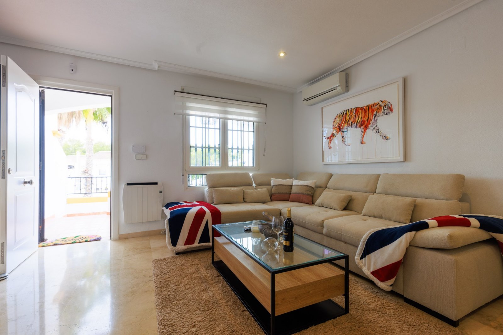 2 Schlafzimmer | 2 Badezimmer | Privates Solarium | 34 m² Untergeschoss | Gemeinschaftspool | Südwestlage | Voll möbliert
Dieses wunderschö