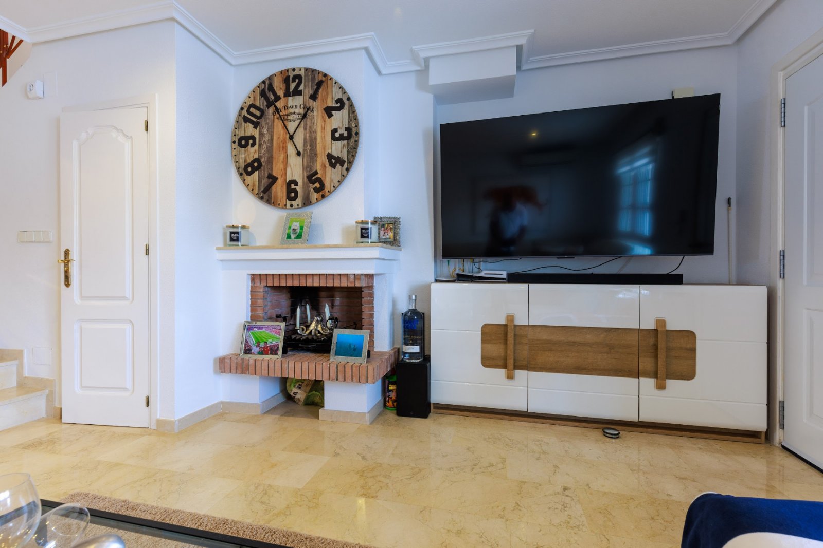 2 Schlafzimmer | 2 Badezimmer | Privates Solarium | 34 m² Untergeschoss | Gemeinschaftspool | Südwestlage | Voll möbliert
Dieses wunderschö