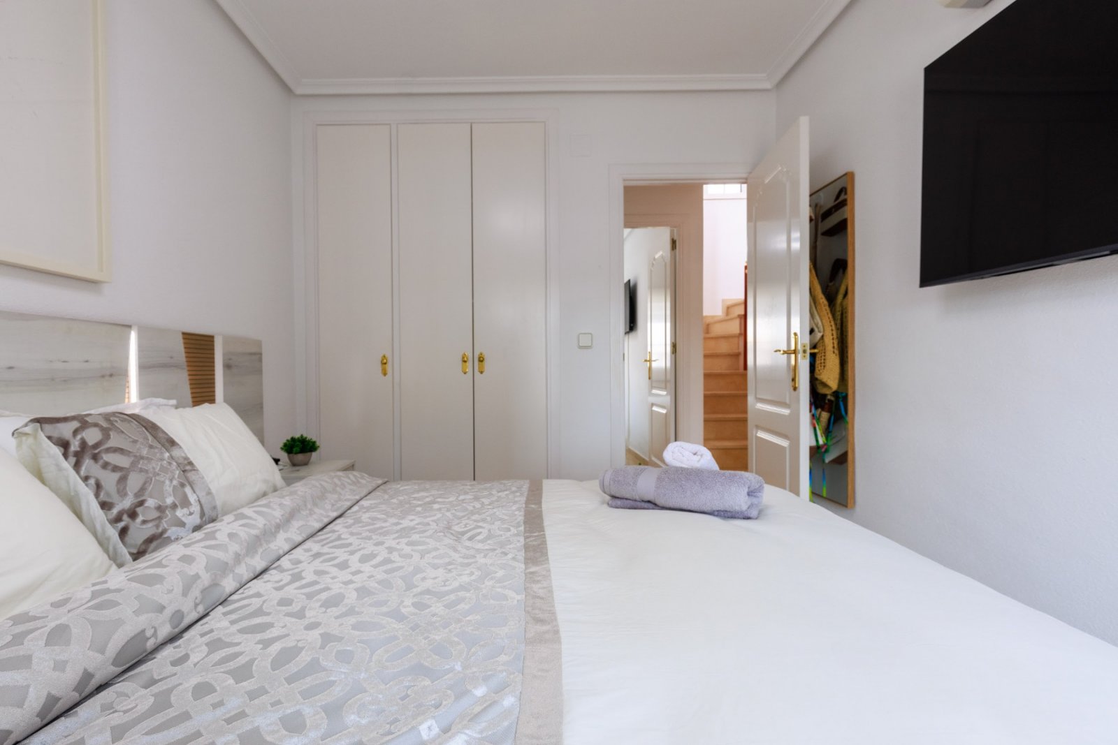 2 Schlafzimmer | 2 Badezimmer | Privates Solarium | 34 m² Untergeschoss | Gemeinschaftspool | Südwestlage | Voll möbliert
Dieses wunderschö
