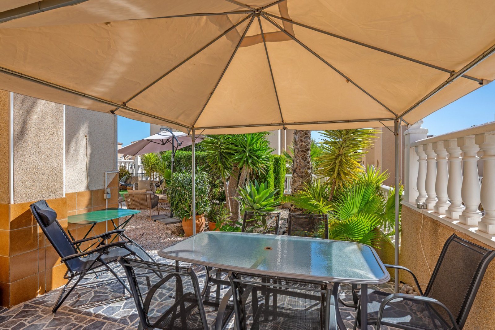   Thanks to the quiet location, away from the street, you enjoy complete privacy and a green, relaxed environment in the beautifully landscaped southe