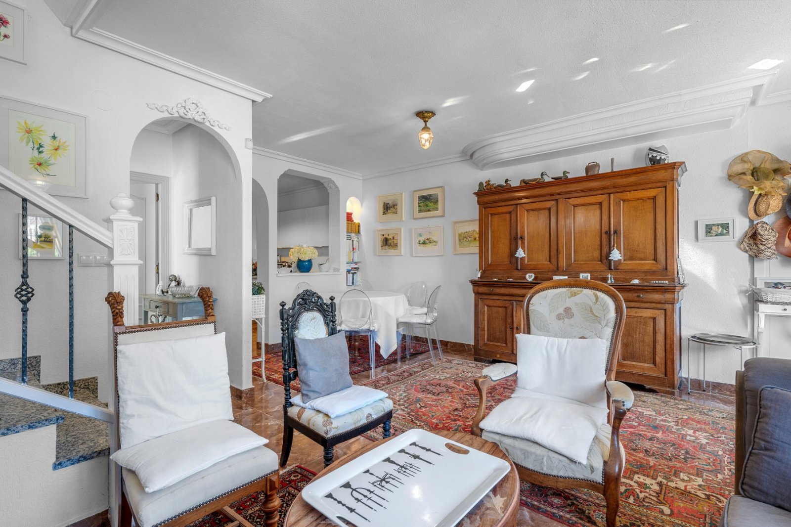   Thanks to the quiet location, away from the street, you enjoy complete privacy and a green, relaxed environment in the beautifully landscaped southe