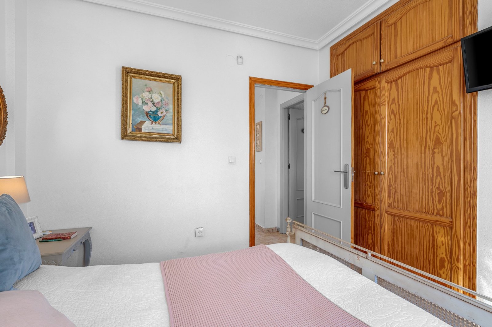   Thanks to the quiet location, away from the street, you enjoy complete privacy and a green, relaxed environment in the beautifully landscaped southe
