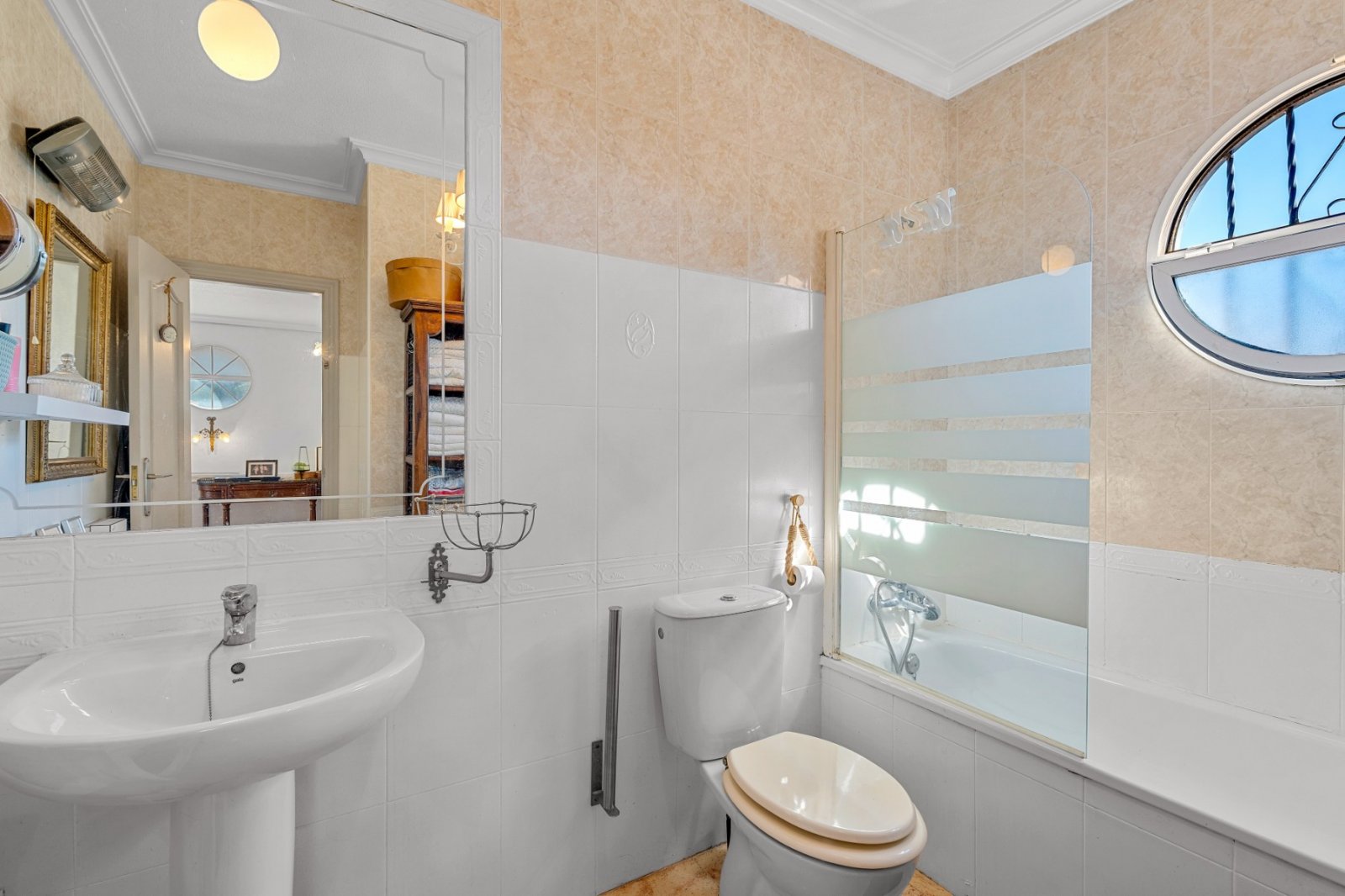   Thanks to the quiet location, away from the street, you enjoy complete privacy and a green, relaxed environment in the beautifully landscaped southe