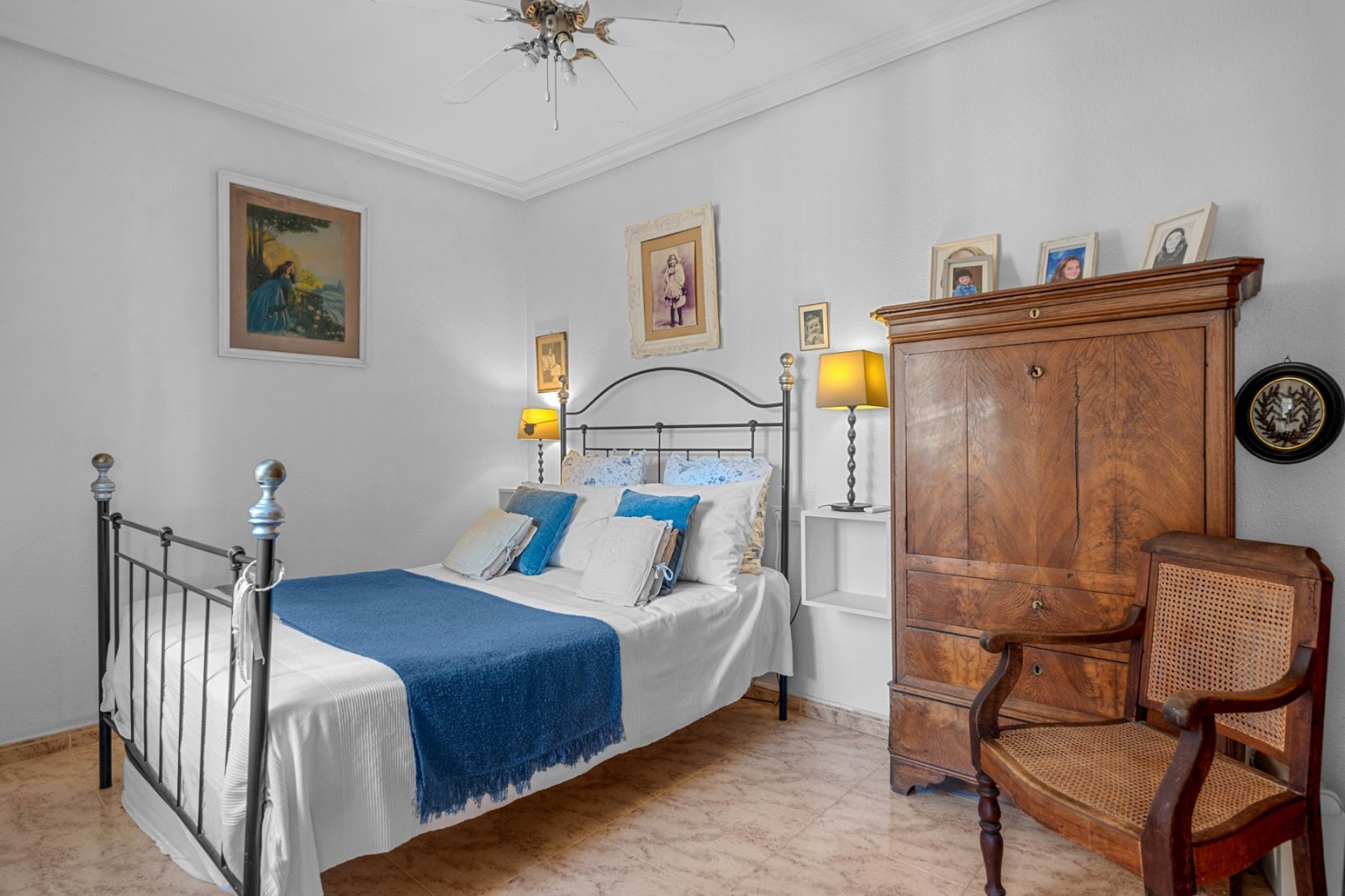   Thanks to the quiet location, away from the street, you enjoy complete privacy and a green, relaxed environment in the beautifully landscaped southe