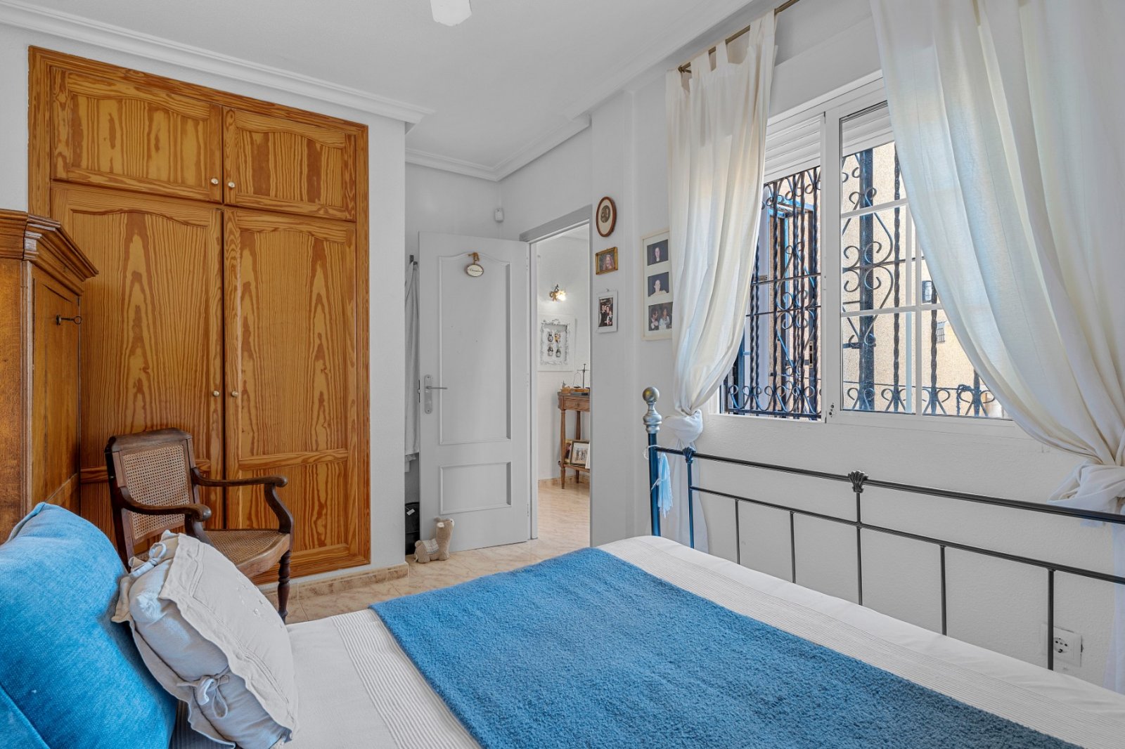   Thanks to the quiet location, away from the street, you enjoy complete privacy and a green, relaxed environment in the beautifully landscaped southe