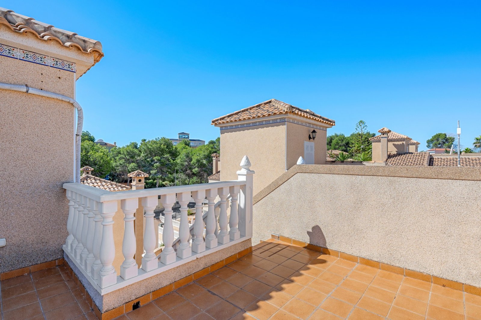   Thanks to the quiet location, away from the street, you enjoy complete privacy and a green, relaxed environment in the beautifully landscaped southe