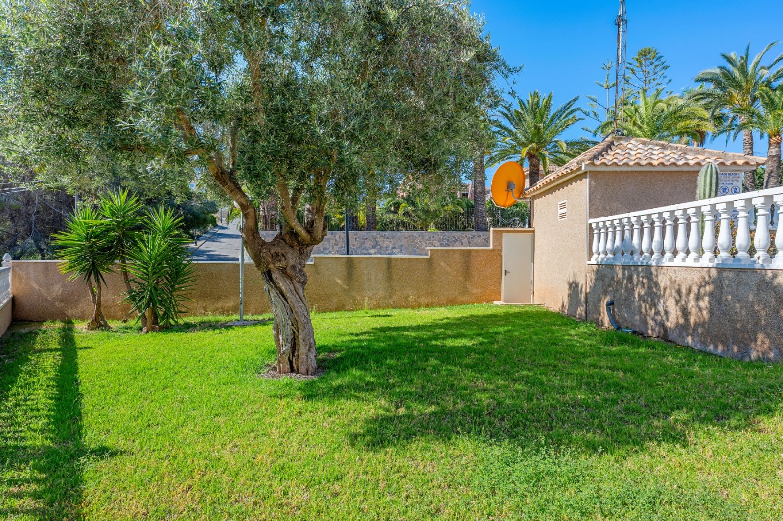   Thanks to the quiet location, away from the street, you enjoy complete privacy and a green, relaxed environment in the beautifully landscaped southe