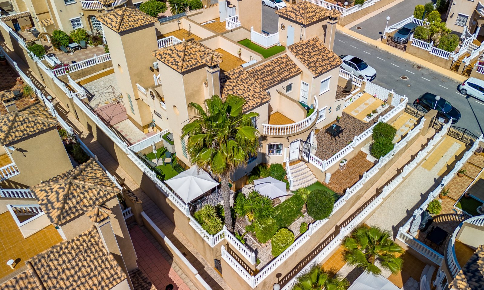   Thanks to the quiet location, away from the street, you enjoy complete privacy and a green, relaxed environment in the beautifully landscaped southe