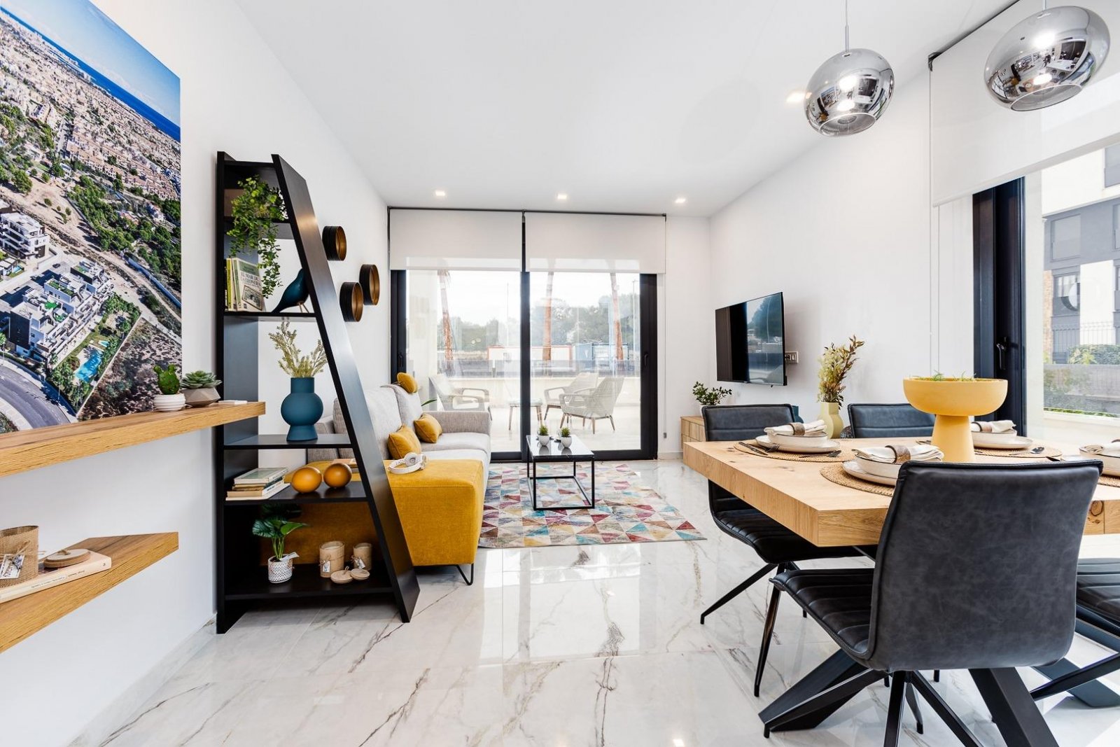 In der prestigeträchtigen Gegend von Ciudad Quesada gelegen, bietet dieses freistehende Chalet ein exklusives Wohnerlebnis. Entworfen für diejenigen,