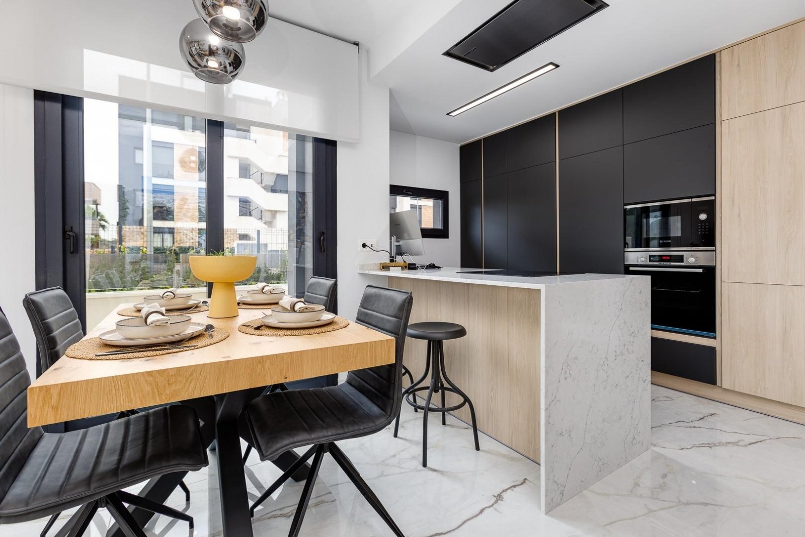 In der prestigeträchtigen Gegend von Ciudad Quesada gelegen, bietet dieses freistehende Chalet ein exklusives Wohnerlebnis. Entworfen für diejenigen,