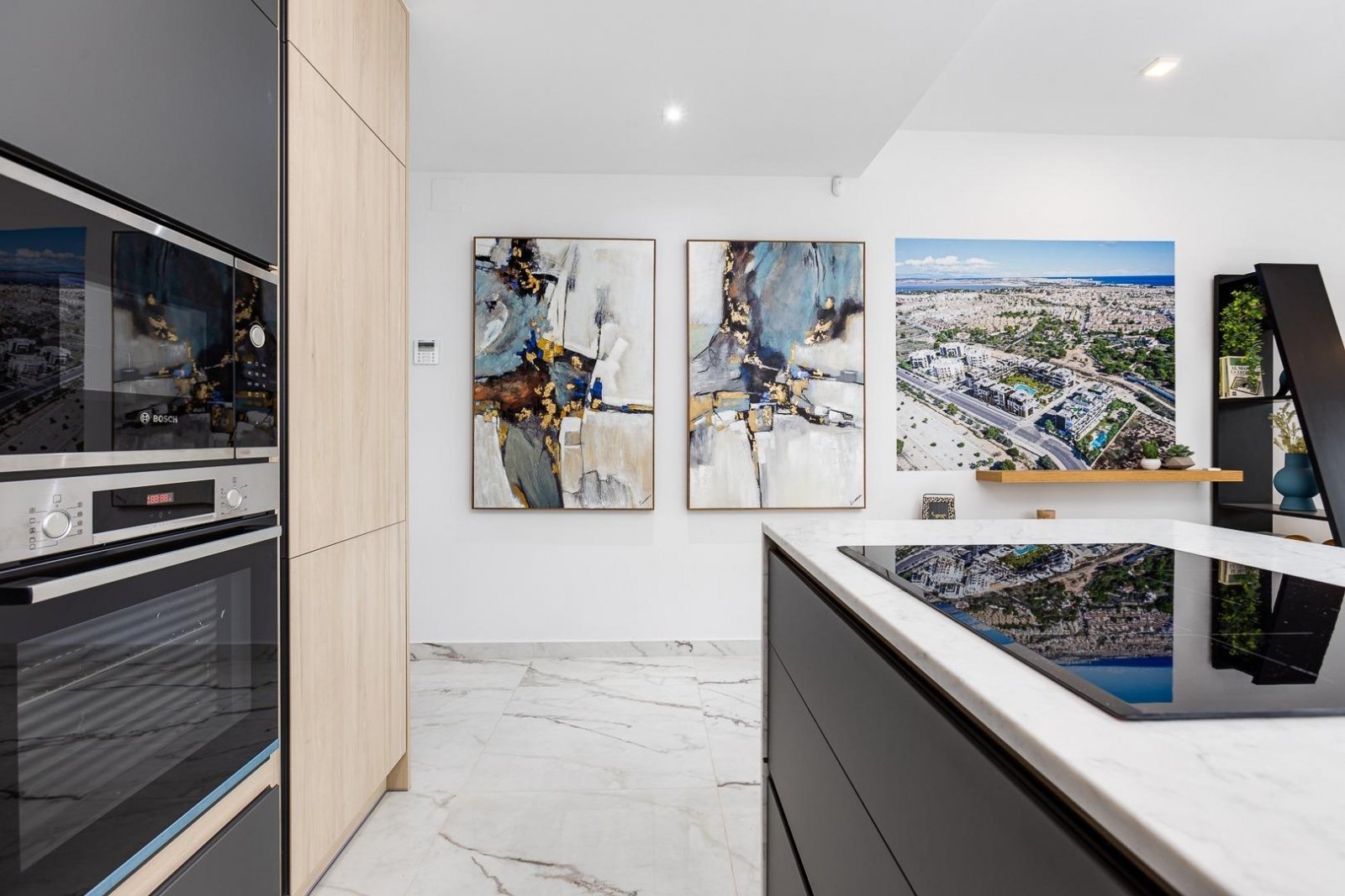 In der prestigeträchtigen Gegend von Ciudad Quesada gelegen, bietet dieses freistehende Chalet ein exklusives Wohnerlebnis. Entworfen für diejenigen,